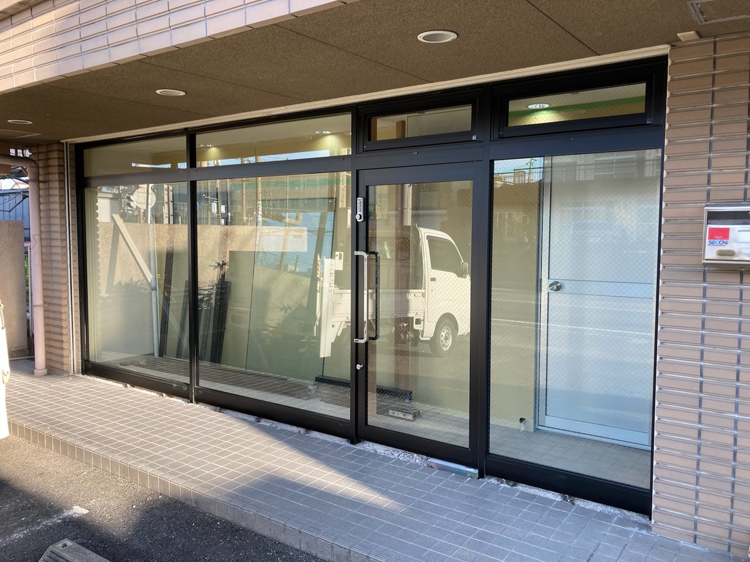 愛知県名古屋市守山区　店舗のフロントサッシ修復と取替工事　LIXILフロントサッシ